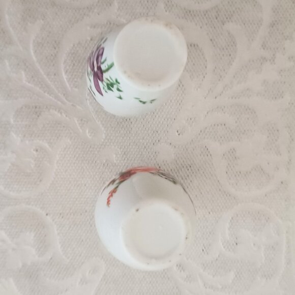 Two Vintage Miniature Bud Vases With Flower Design from Taiwan - Picture 3 of 6